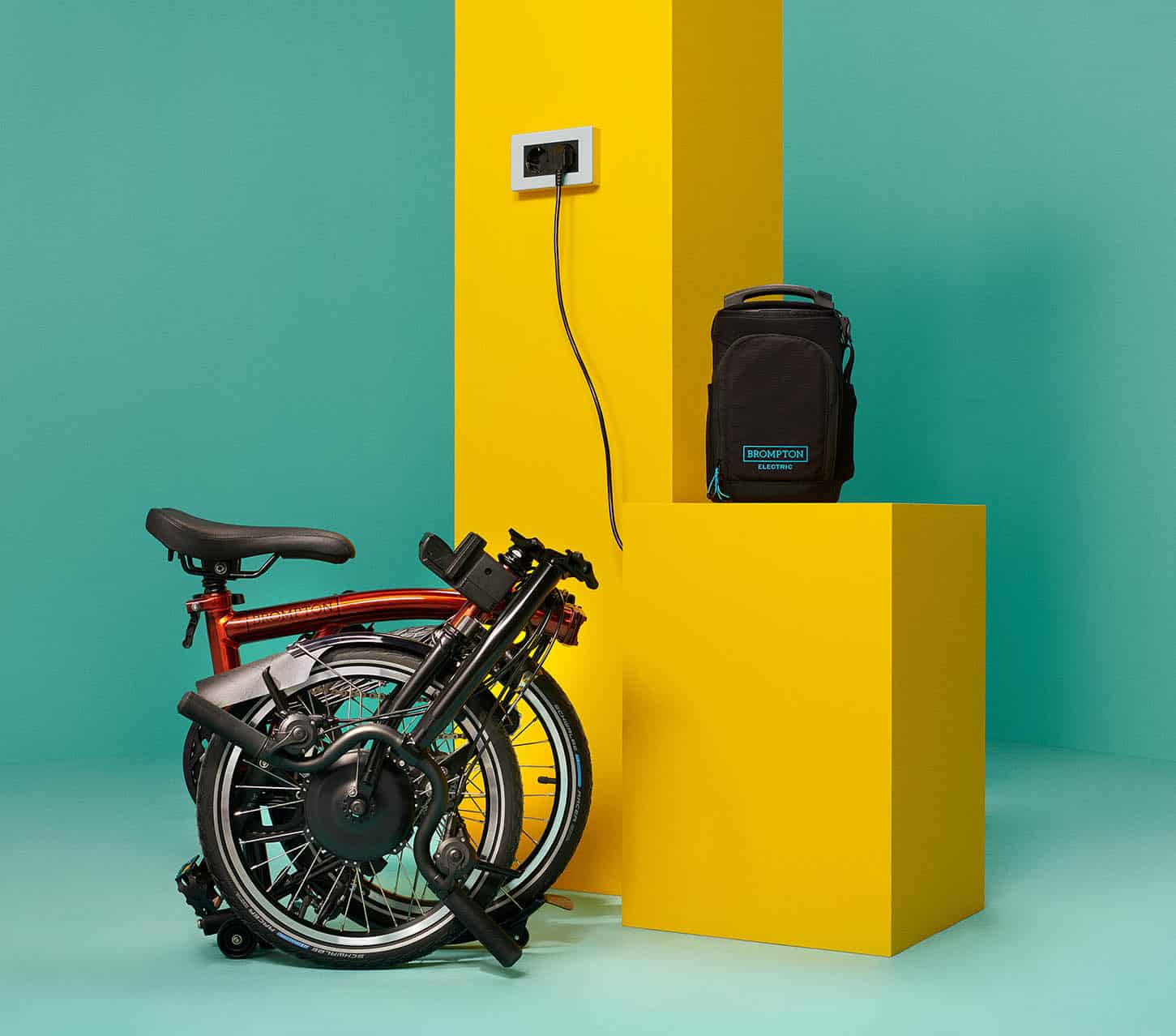 Brompton_Electric_C-Line_Flame_Lacquer_en_charge