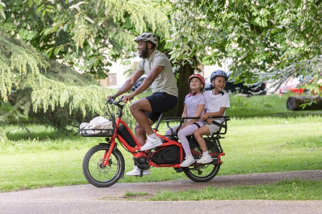 Découvrez le Tern Quick Haul Long : un vélo cargo familial électrique.