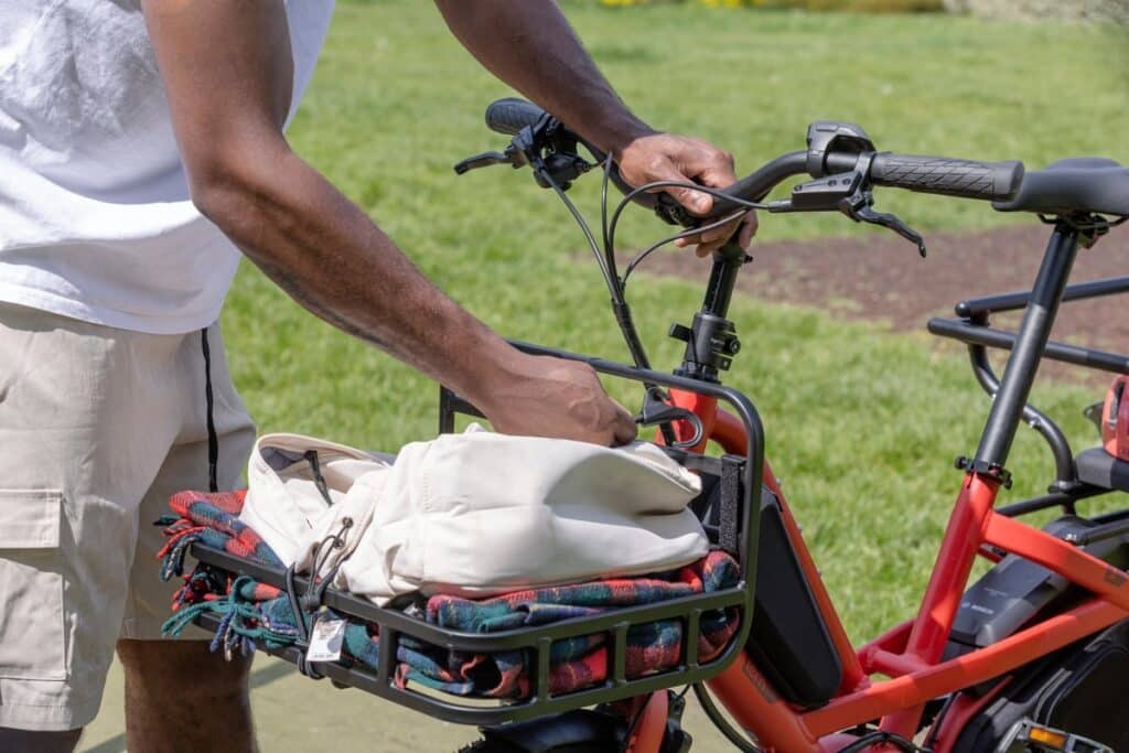 Découvrez le Tern Quick Haul Long : un vélo cargo familial électrique.
