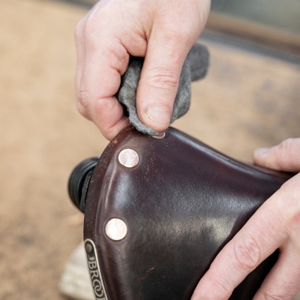 Quoi faire pour protéger et entretenir sa selle Brooks ?