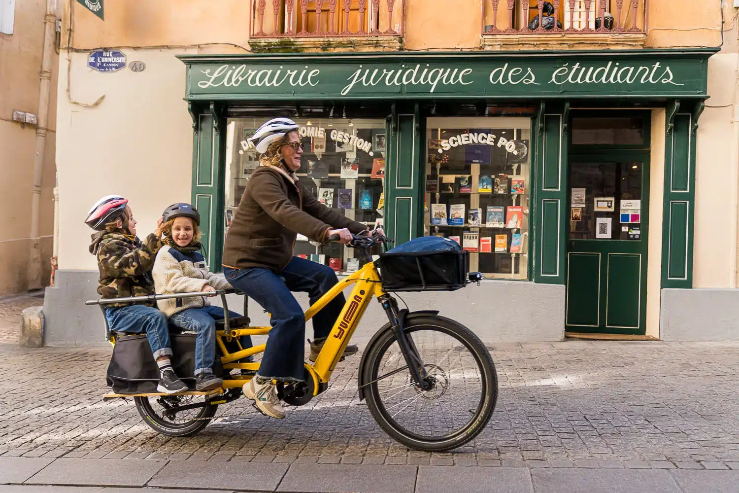 Yuba_Bikes_Lifestyle_Spicy_Curry_HelloYellow_City_MonkeyBars_Sideboards_2GoBags_StuffRack_Family_Kids_Library-1