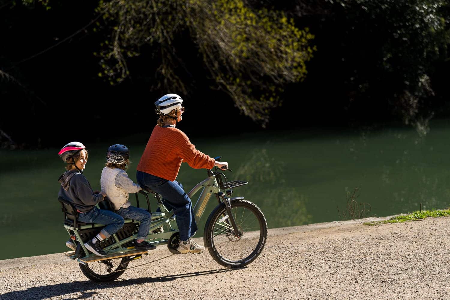 Velo-cargo-long-tail-Yuba-Spicy_Curry_V4_Montreal-Quebec-Dumoulin_Bicyclettes-yuba_Bikes_Lifestyle_Spicy_Curry_Lunar_Sideboards_Crest_Backrest_SoftSpot_BaseRack_Family_Kids-2-1
