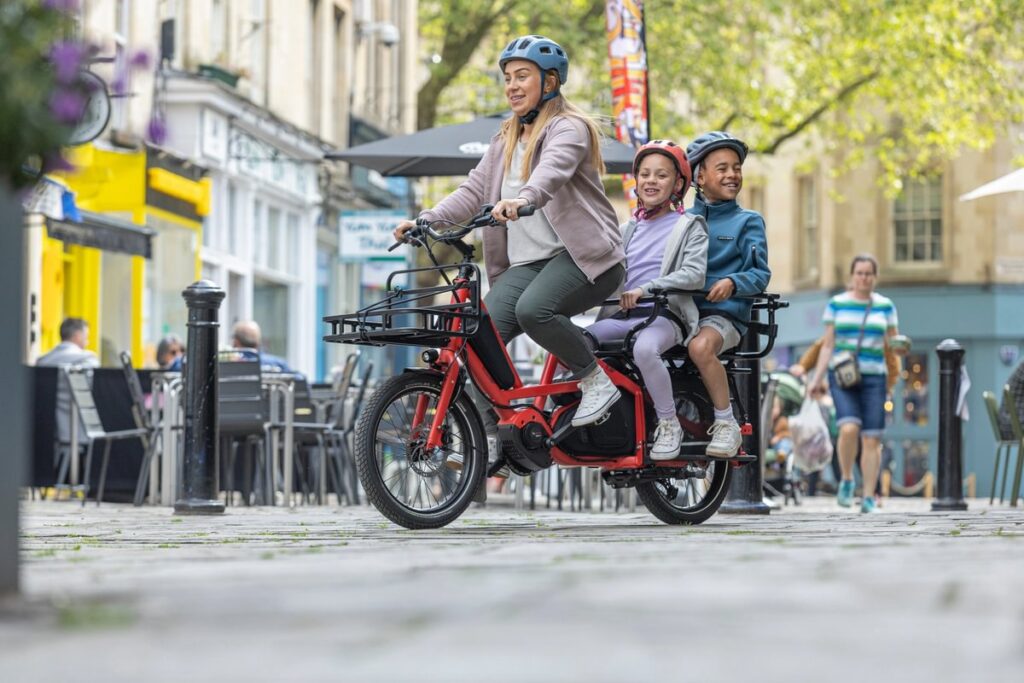 Découvrez le Tern Quick Haul Long : un vélo cargo familial électrique.
